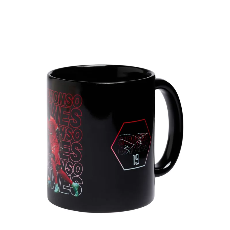 FC Bayern München - Bayern Mníchov Alphonso Davies hrnček čierny - SKLADOM