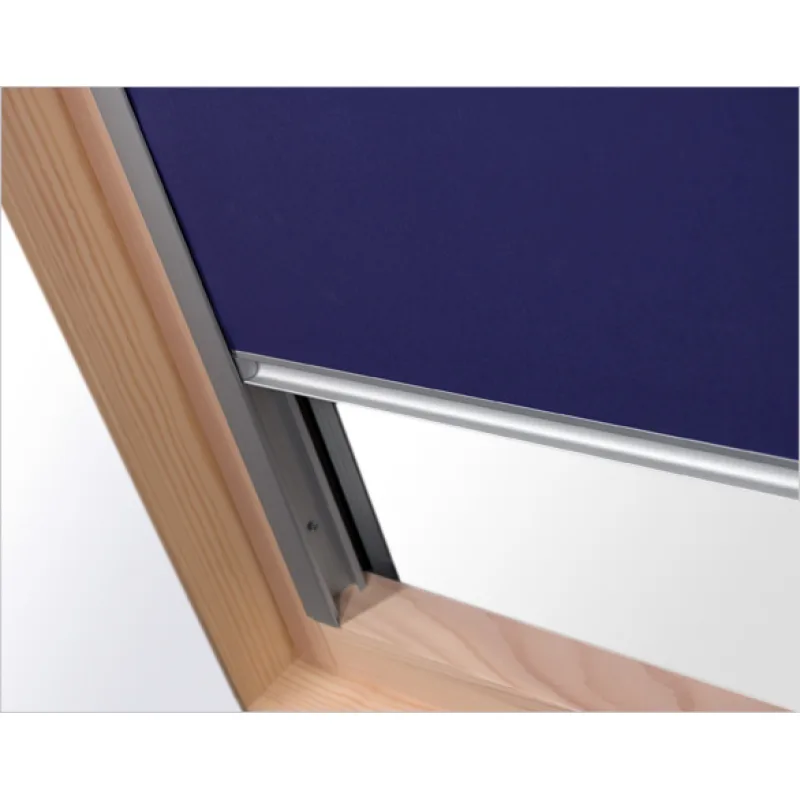Úplne zatemňujúca modrá roleta pre strešné okno FAKRO rozmer: 66x118 cm