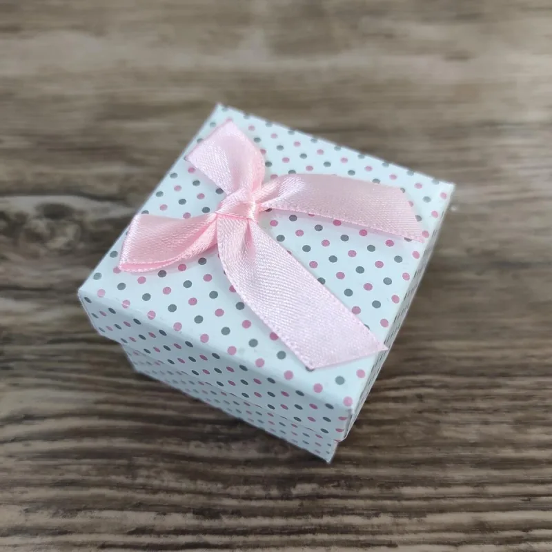 Papierová krabička s ružovou mašľou a bodkami 5x5