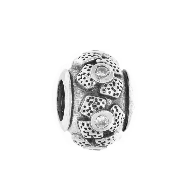 Strieborný navliekací prívesok s bielymi zirkónmi