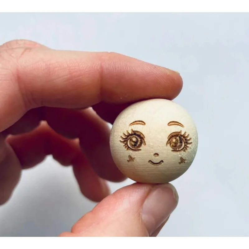 Drevená korálka s vygravírovanou tvárou Ø30 mm II.